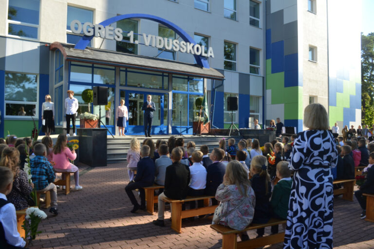 Ogres 1. vidusskola pārmaiņu priekšā. Vērtības saglabāsies