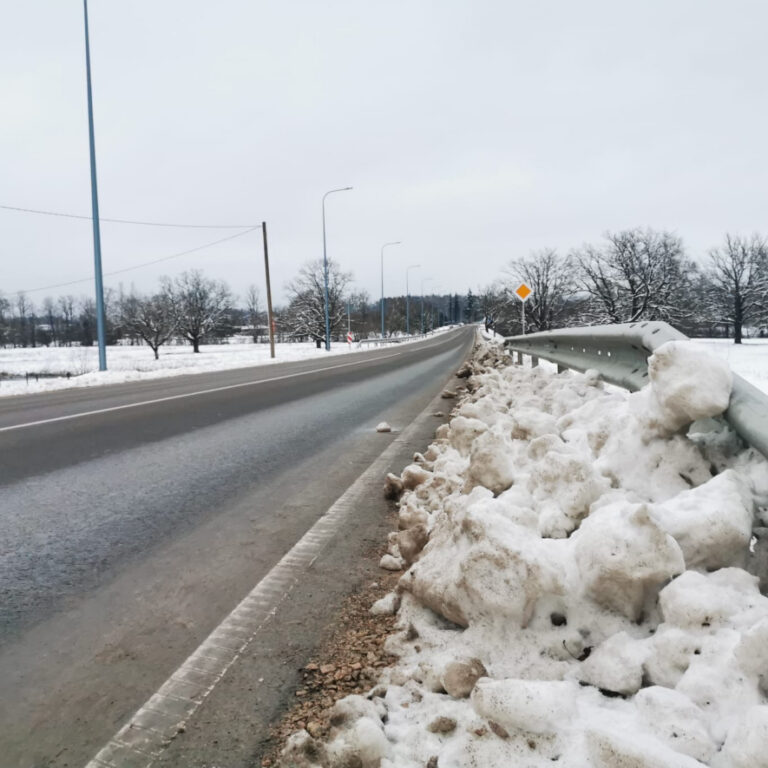 Tīnūžu ceļam aizmirsa uzbūvēt ietvi
