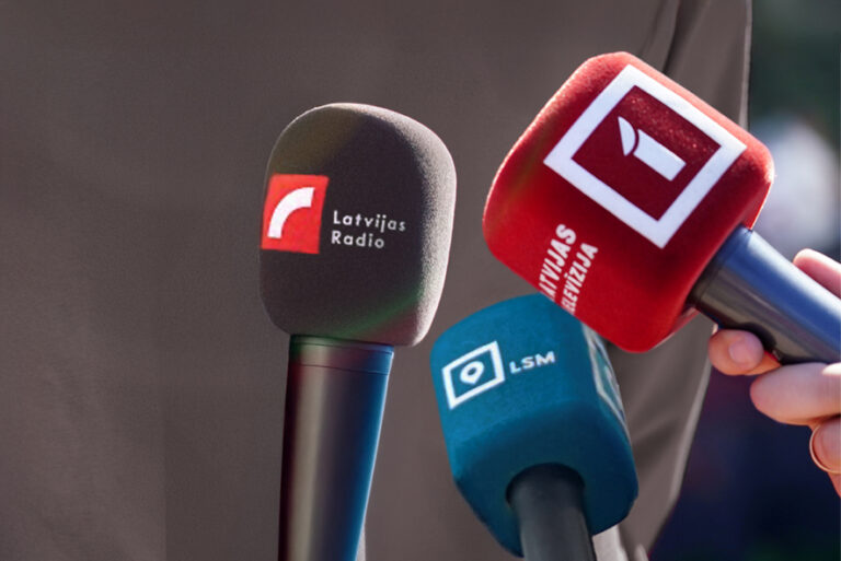 Prokremliski sarkans apvainojies porolona kubs