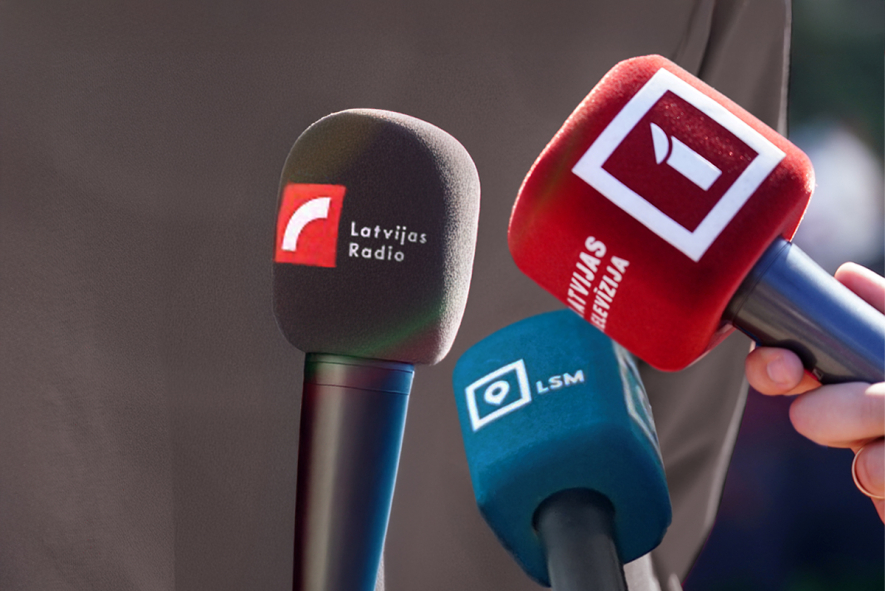 Prokremliski sarkans apvainojies porolona kubs