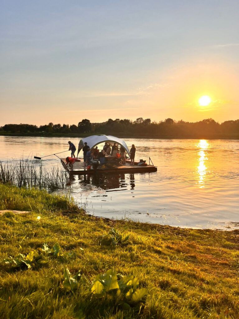 Zelta kāzās ar plostu pa Daugavu