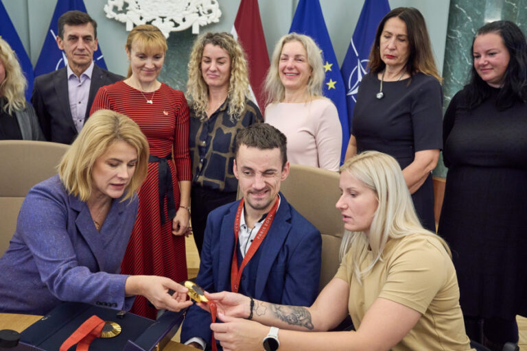 Skats caur naudas un morāles kaplodziņiem