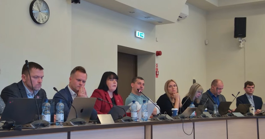 Mikrofons klusē, deputāti runā! 27. novembra sēdes apskats