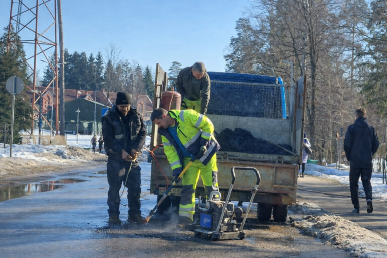 Kūst sniegs, kūst asfalts