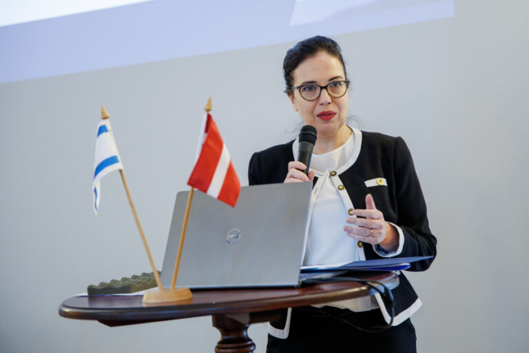 Esam pieaugoša apdraudējuma priekšā
