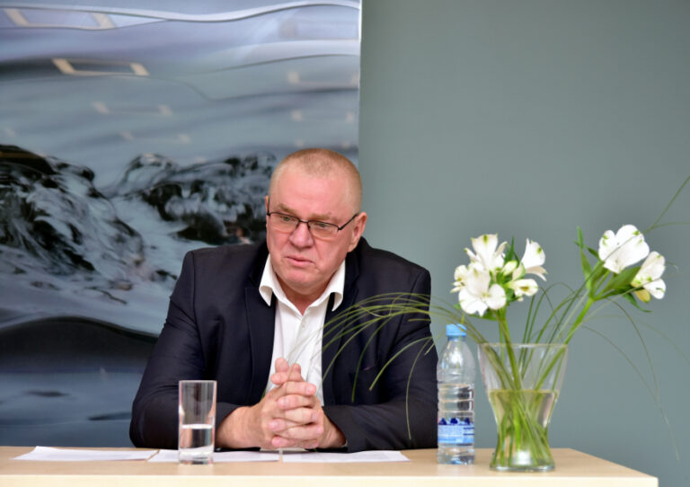 Trapiņš vēlreiz vadīs Ikšķili. Domes sēde ar emocionālām debatēm